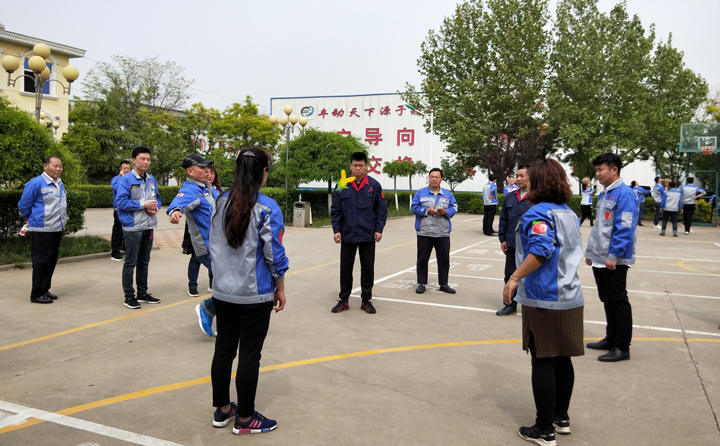 踢毽子比賽讓我們見(jiàn)識(shí)到團(tuán)結(jié)協(xié)作、堅(jiān)持不懈的運(yùn)動(dòng)精神，各隊(duì)在場(chǎng)上展開(kāi)激烈比拼，隊(duì)員們沉著應(yīng)戰(zhàn)、默契配合、快速傳遞